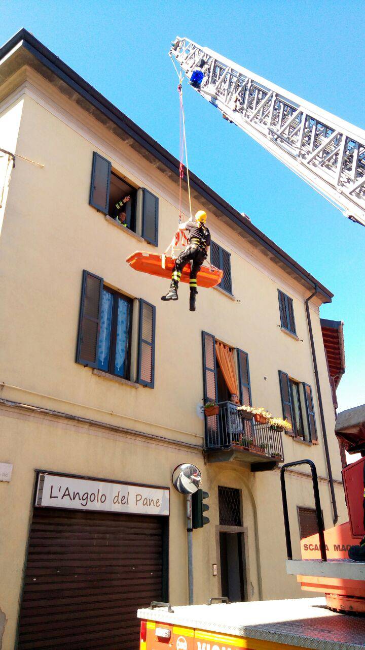 Due persone soccorse con la barella in centro a Casnate