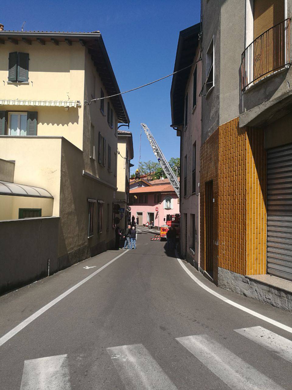 Due persone soccorse con la barella in centro a Casnate