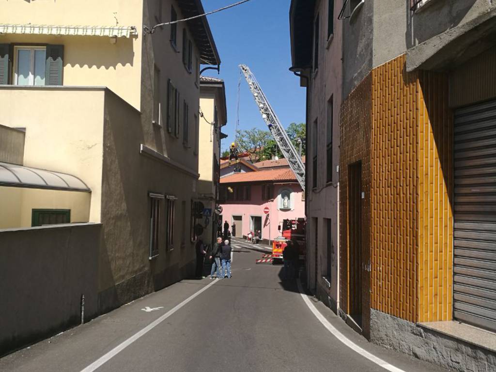 Due persone soccorse con la barella in centro a Casnate