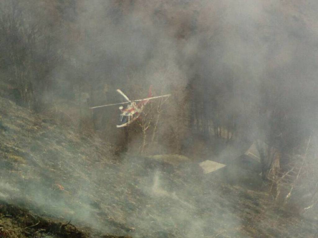 elicottero pompieri incendio monti di garzeno