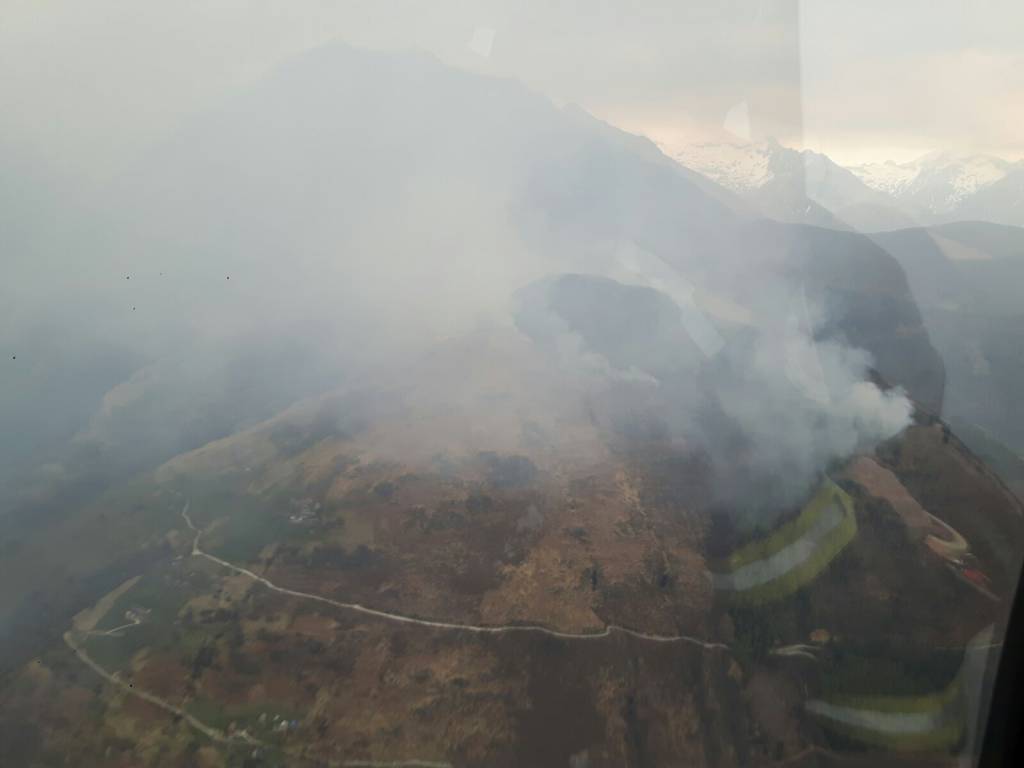 I piromani tornano a colpire: bruciano i boschi dell'alto lago