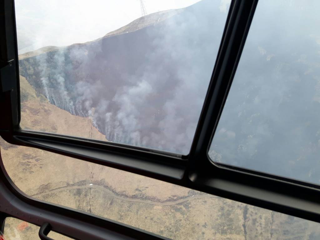 I piromani tornano a colpire: bruciano i boschi dell'alto lago