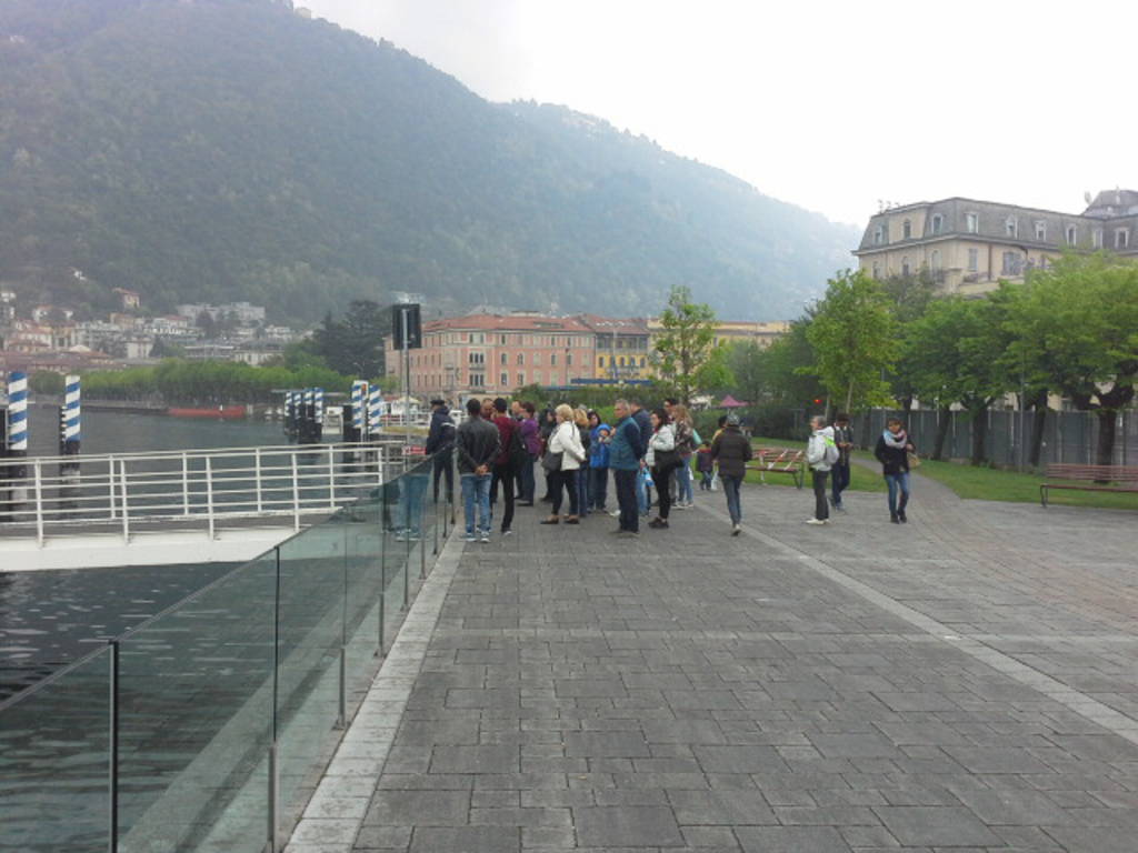I turisti a Como per il 25 aprile: ombrelli aperti per la gita