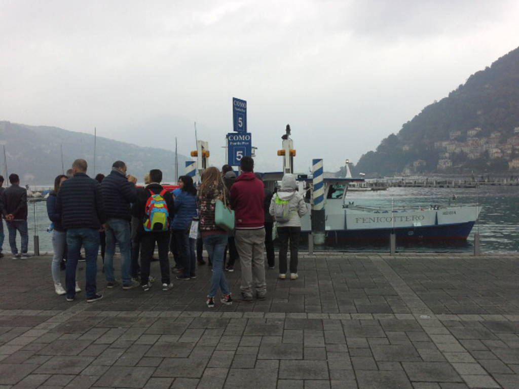 I turisti a Como per il 25 aprile: ombrelli aperti per la gita