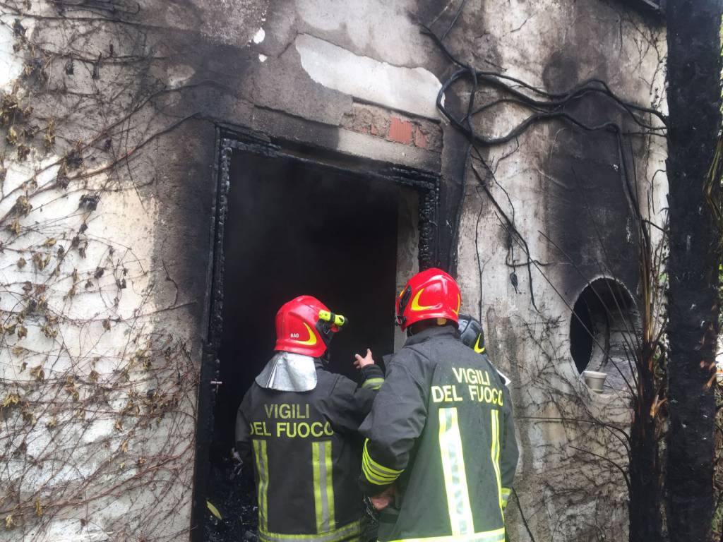 incendio al maneggio di Appiano Gentile: cavalli in salvo