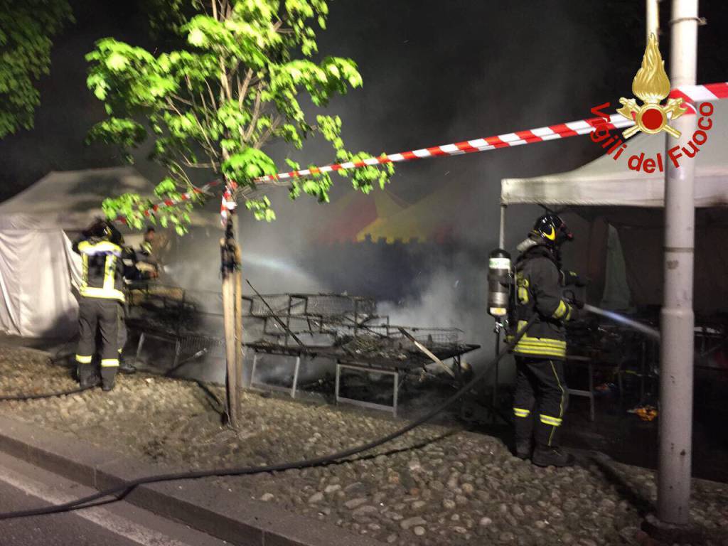 Incendio di notte, distrutta una bancarella della fiera di Pasqua a Como