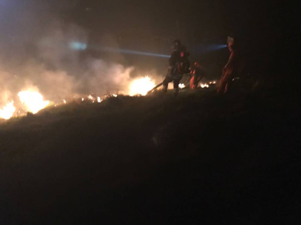 Incendio nei boschi di Pigra: pompieri impegnati tutta la notte