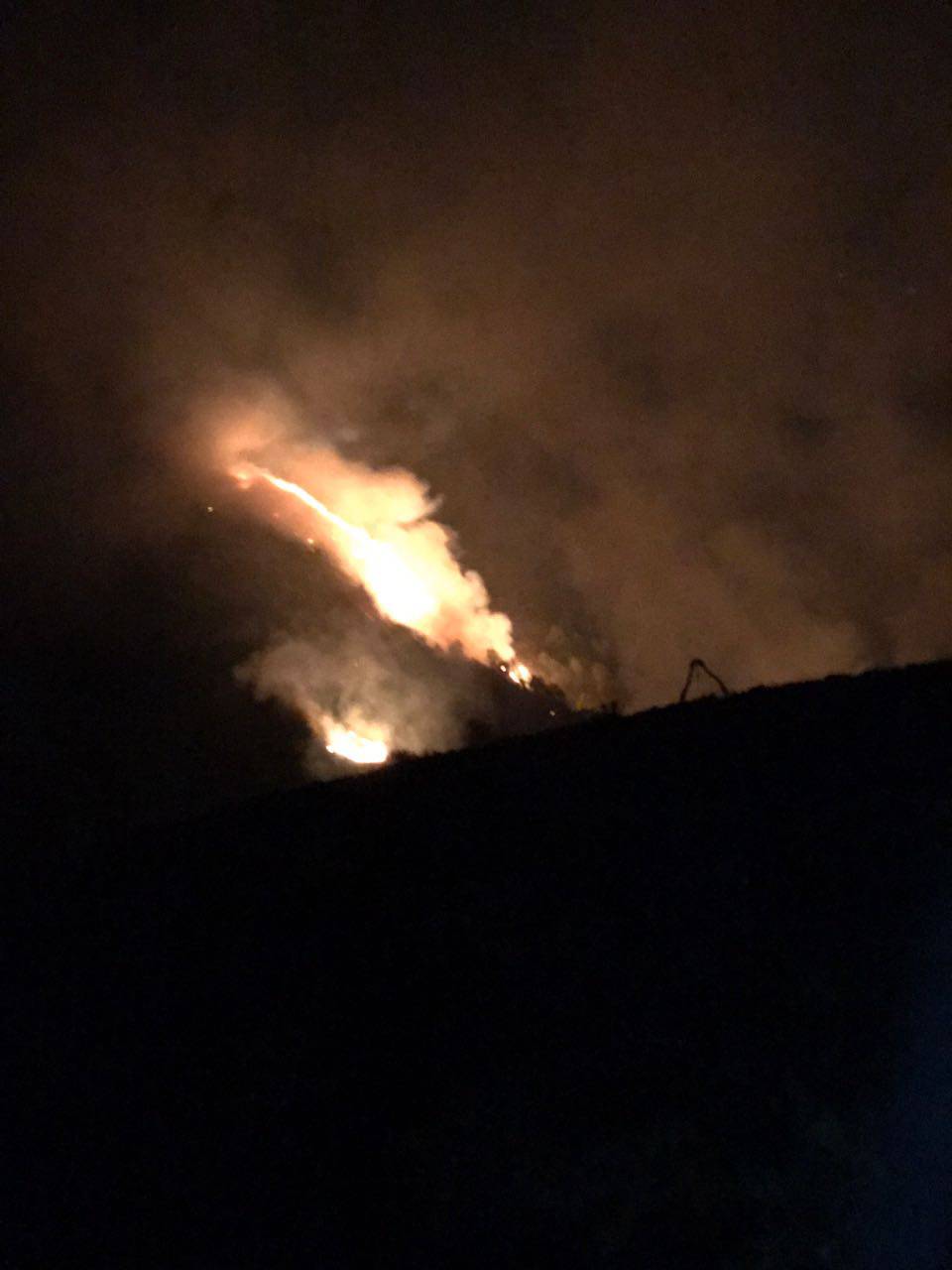 Incendio nei boschi di Pigra: pompieri impegnati tutta la notte