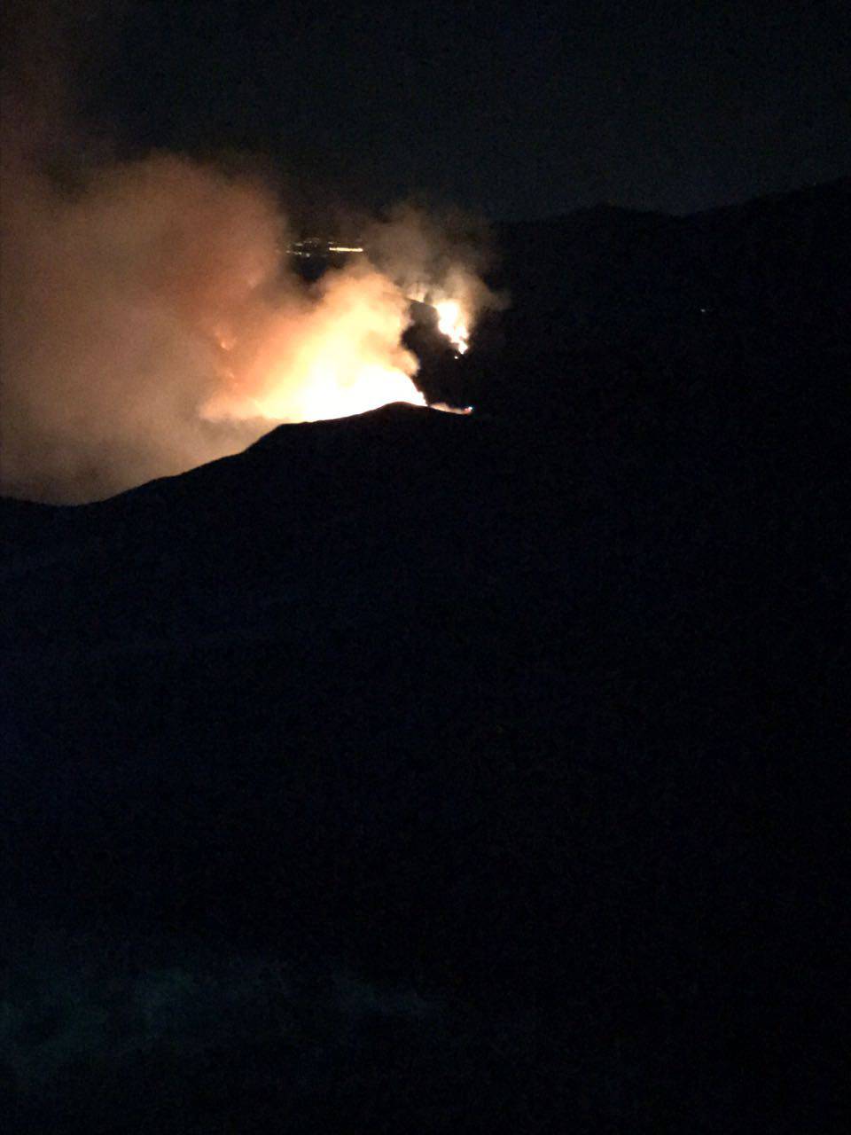 Incendio nei boschi di Pigra: pompieri impegnati tutta la notte