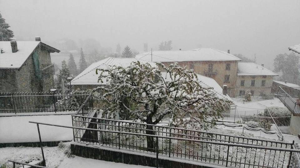 Neve nel comasco il 28 aprile: ecco le foto