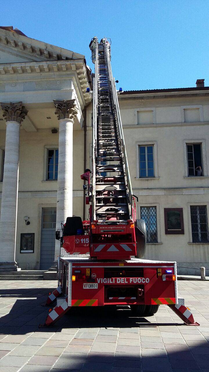 raffiche di vento, danni alla grondaia al sociale