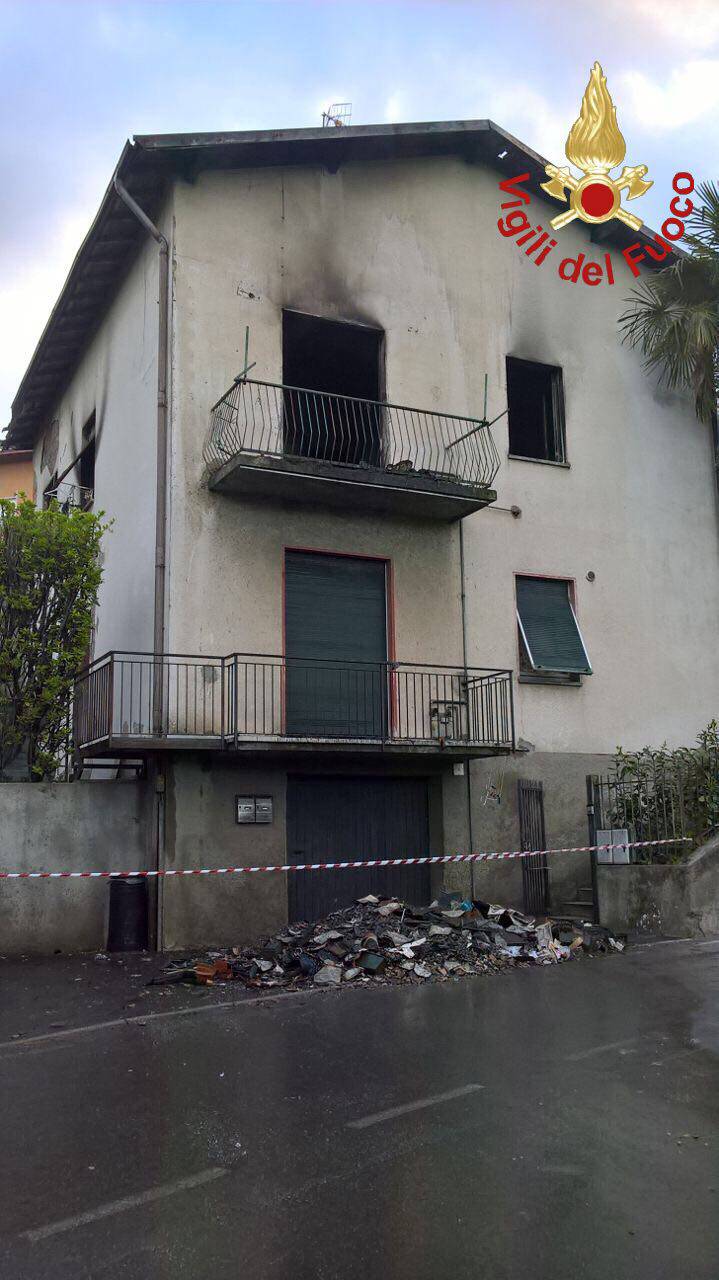 San Fermo, incendio all'alba nell'appartamento di via RIgamonti