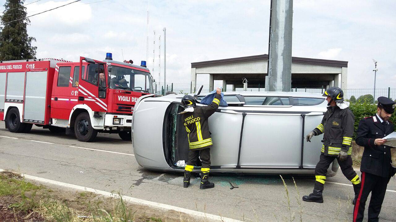 auto ribaltata limido comasco dopo scontro con palo