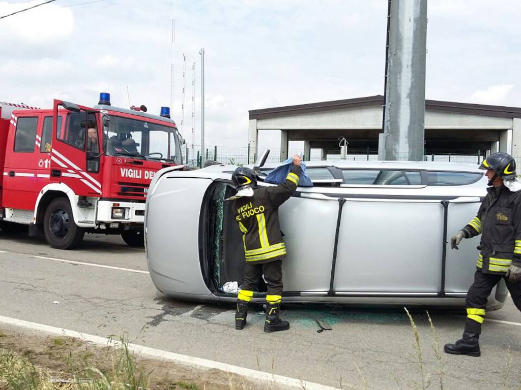 auto ribaltata limido comasco dopo scontro con palo