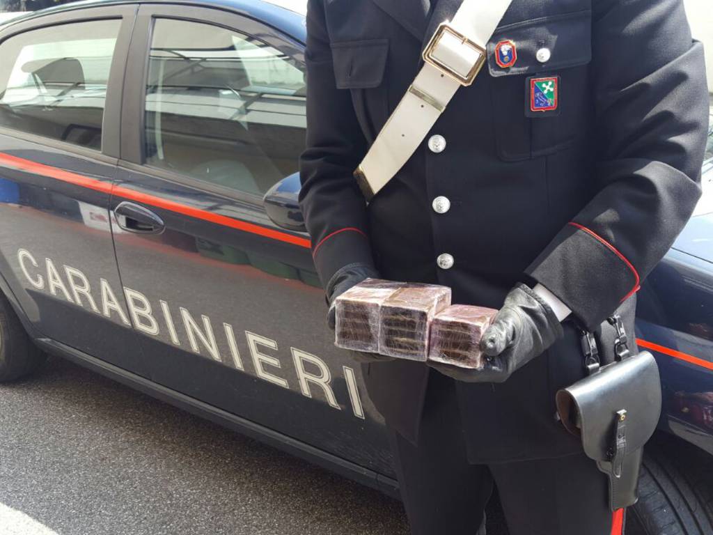 carabinieri droga su auto bregnano