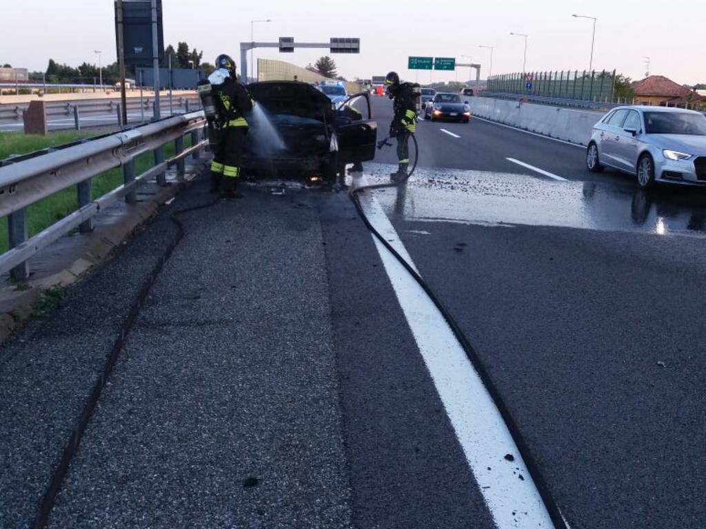 incendio auto su a9 autolaghi