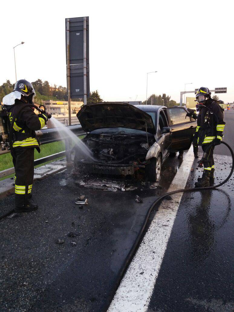 incendio auto su a9 autolaghi