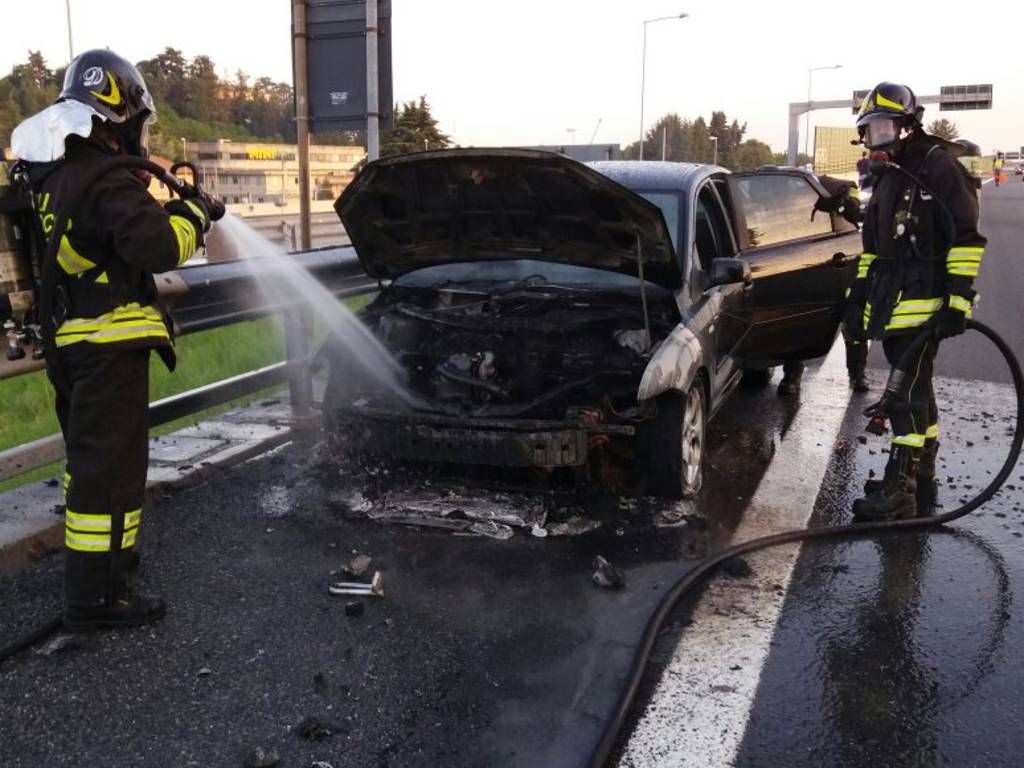 incendio auto su a9 autolaghi