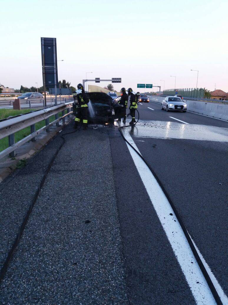 incendio auto su a9 autolaghi