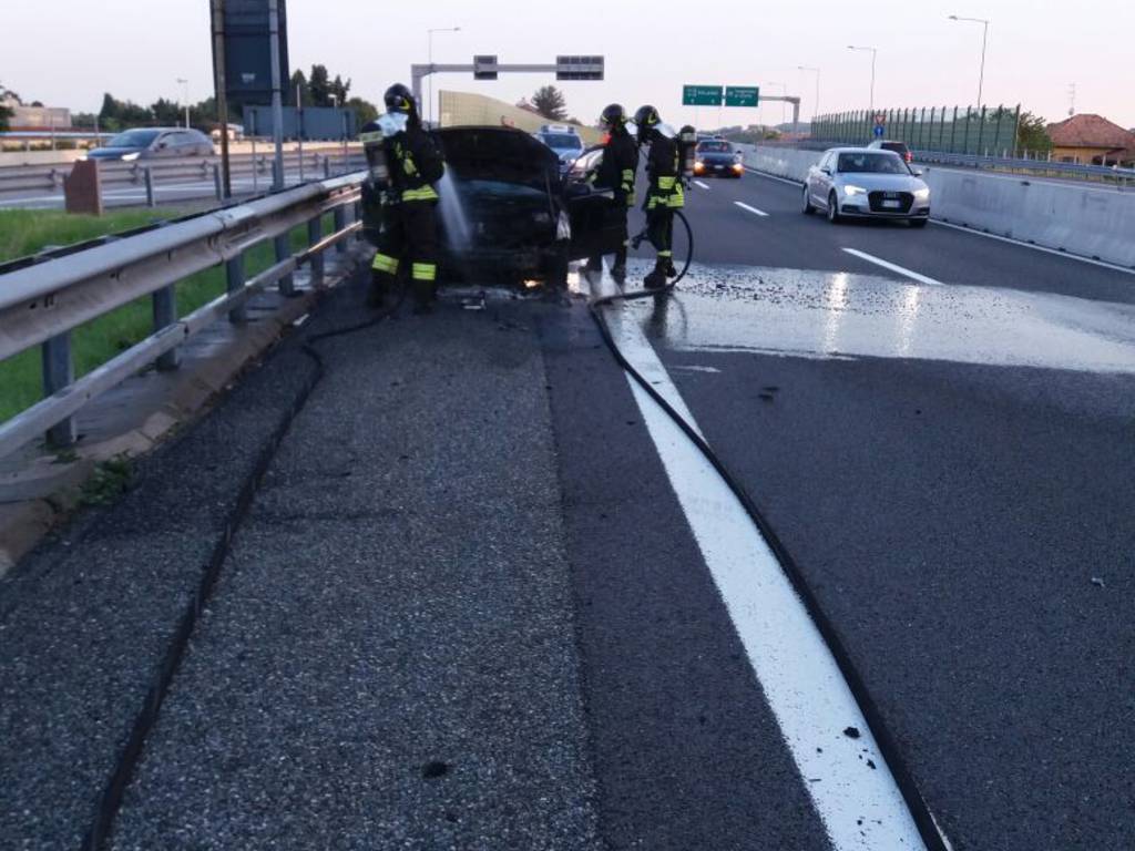 incendio auto su a9 autolaghi