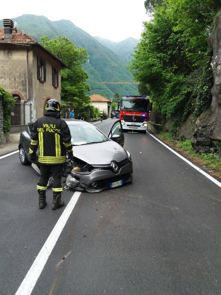 laglio auto fuori strada su regina