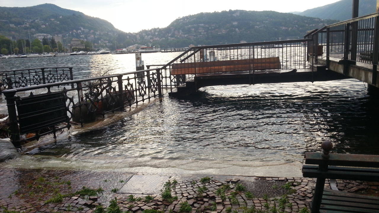 Tanti temporali, cresce il livello del lago di Como