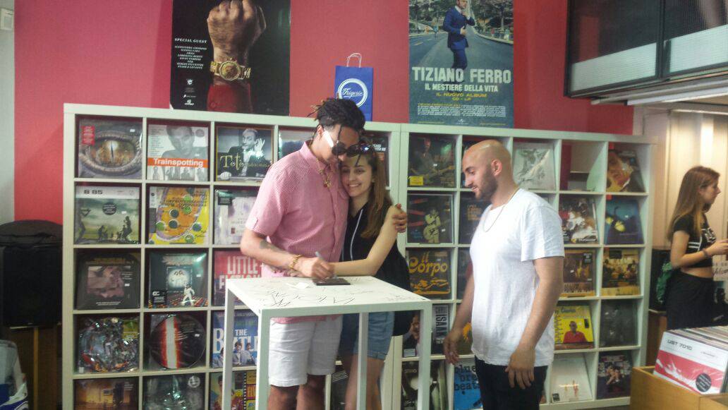 Arriva il rapper Ghali, foto e autografi da Frigerio Dischi