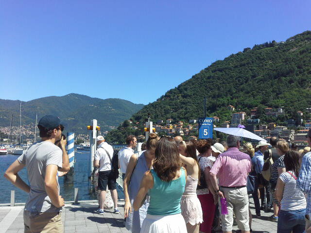 assalto al lungolago di Como tra battelli e gonfiabili