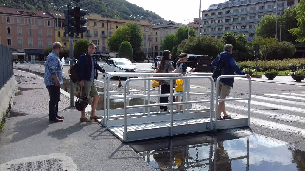 Il lago esce a como, il traffico si rallenta