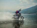 Luca Colombo tenta il record: con la moto sul lago