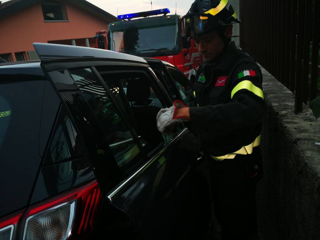 pompieri ad Albate, bimba di pochi mesi chiusa in auto