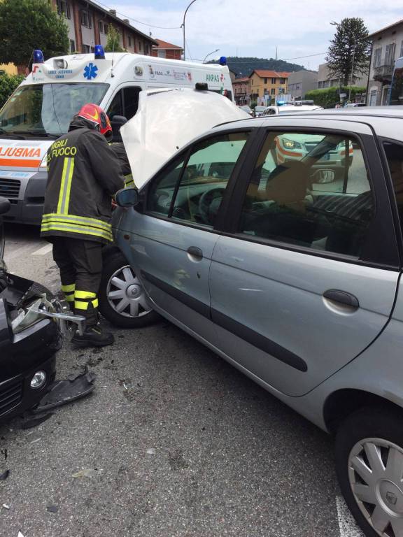 schianto tra due auto, via varesina bloccata