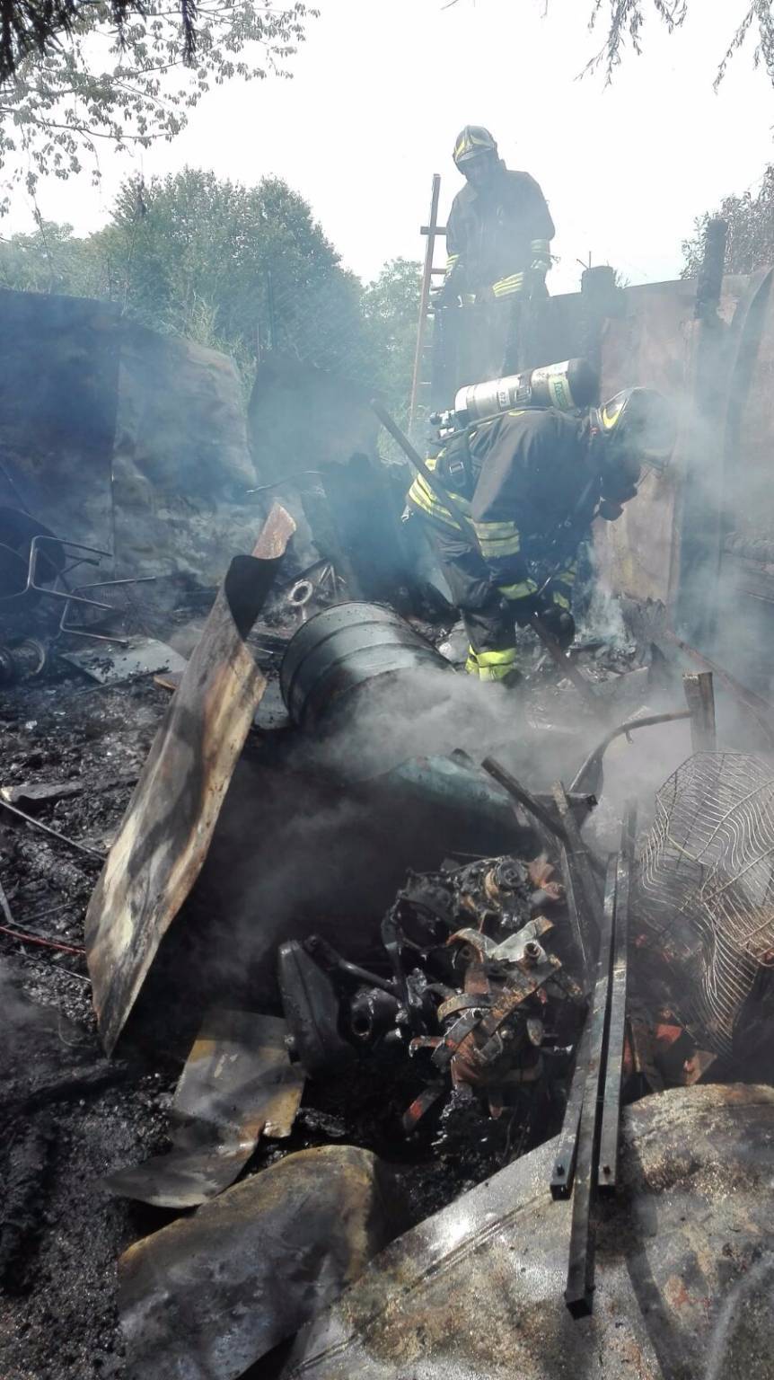 incendio capanno agricolo a cantù: forse dolo