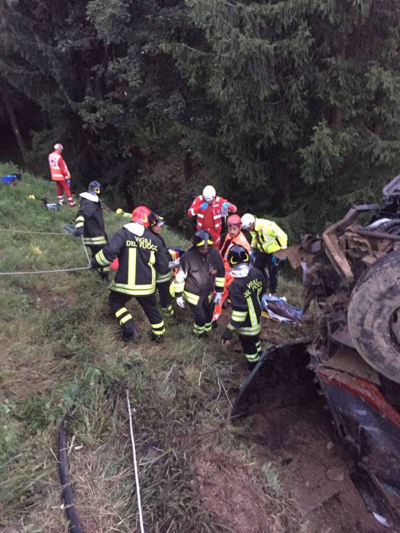 incidente a9 fino, autocarro fuori strada