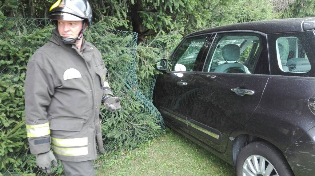 schianto auto - moto ad Albese, vettura nel fossato