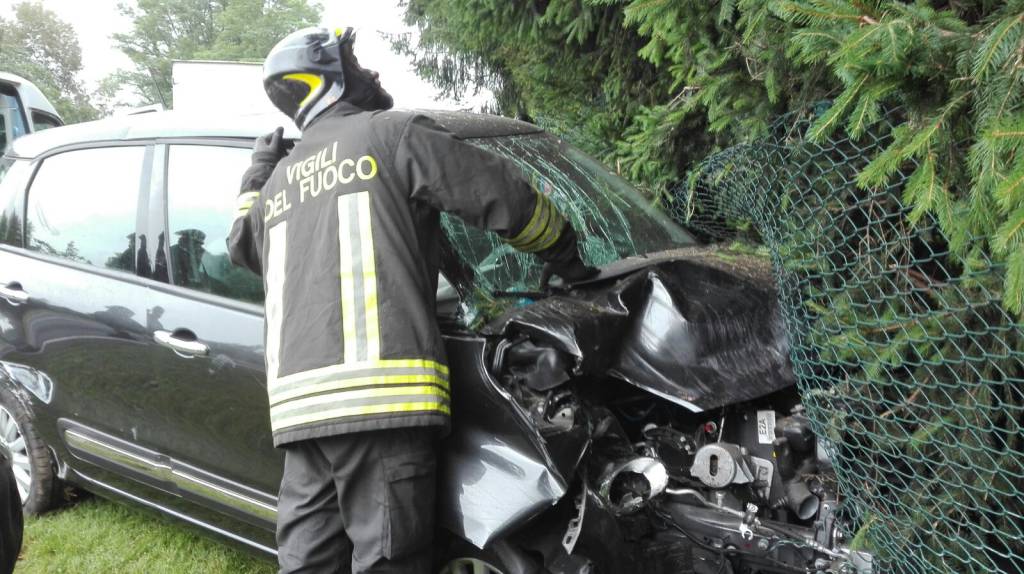 schianto auto - moto ad Albese, vettura nel fossato