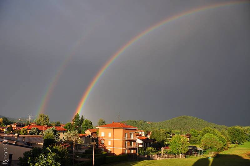 Un bellissimo arcobaleno nel cielo di Olgiate Comasco dopo la pioggia