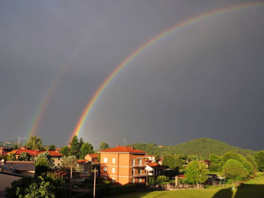 Un bellissimo arcobaleno nel cielo di Olgiate Comasco dopo la pioggia