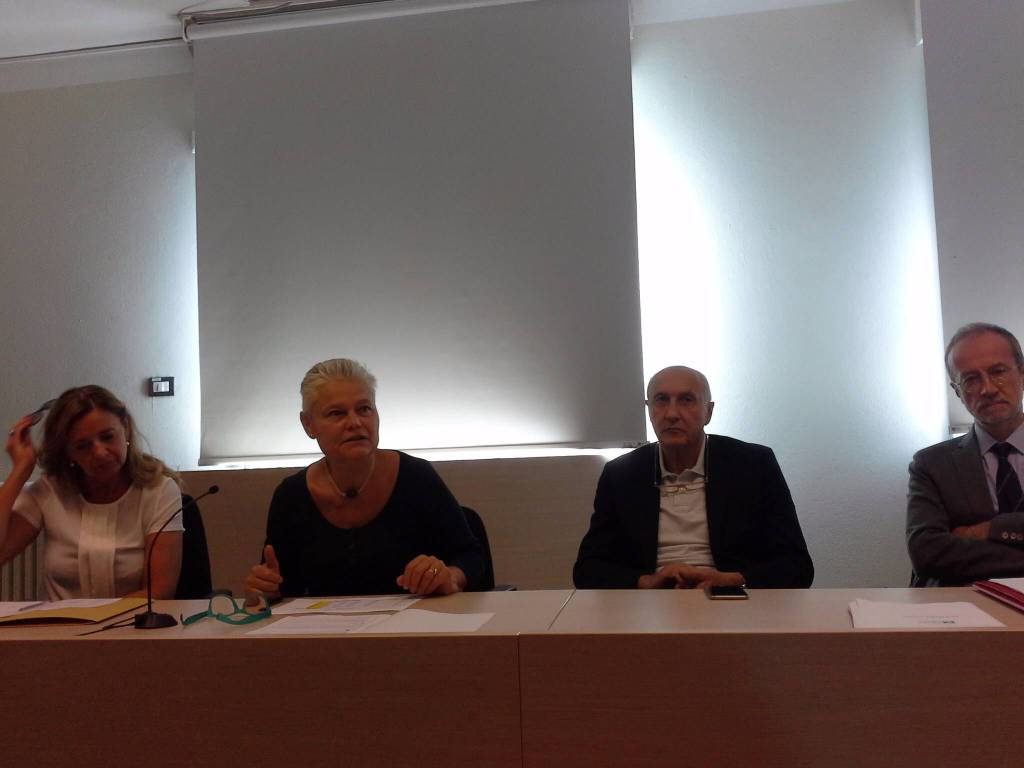 ast e asst presentazione servizio per vaccini obbligatori a como