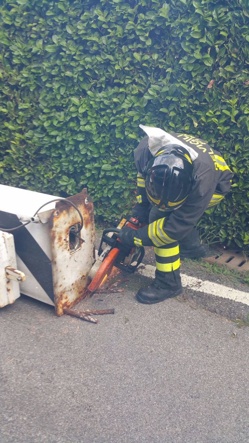 Bisarca distrugge sbarra passaggio a livello a Carimate