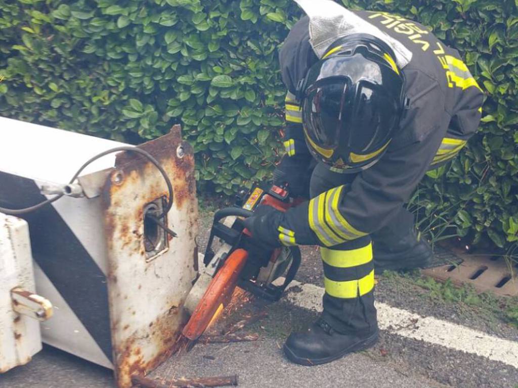 Bisarca distrugge sbarra passaggio a livello a Carimate