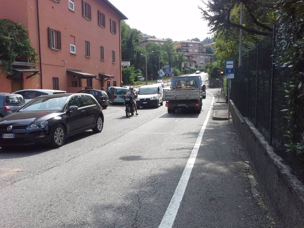 Camerlata, viadotto chiuso: tutti in coda per la strettoia