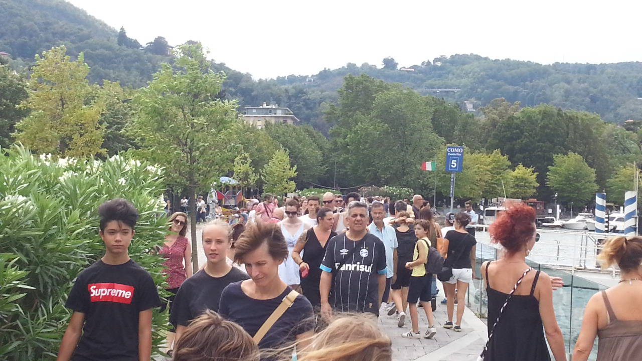 Frotte di turisti a Como per l'agosto 2017: un pienone ovunque