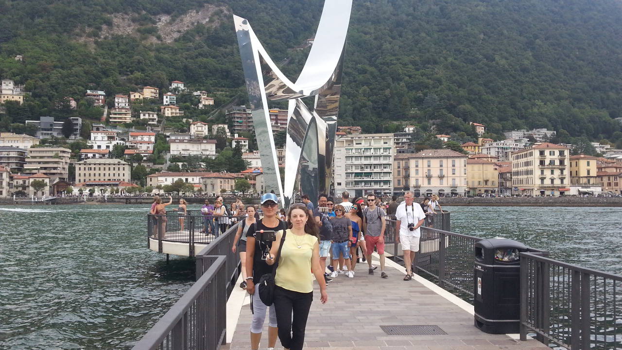 Frotte di turisti a Como per l'agosto 2017: un pienone ovunque
