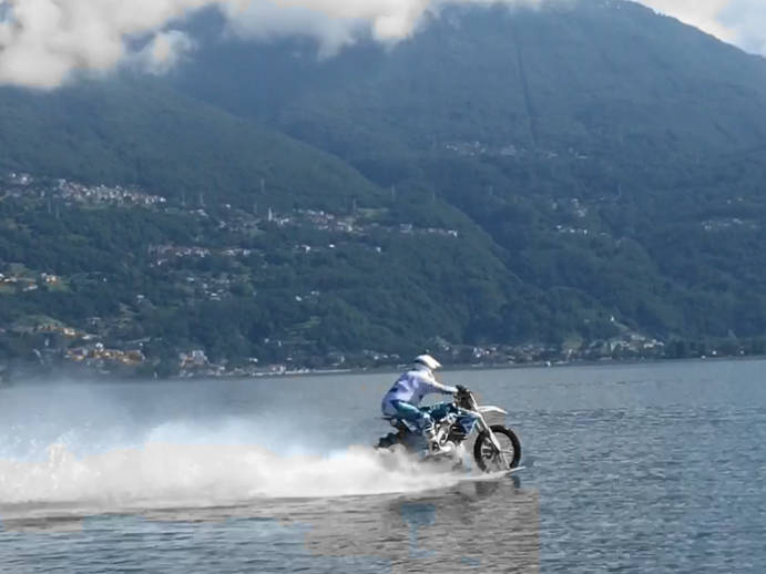 Luca Colombo "vola" con la sua moto sul lago di Como