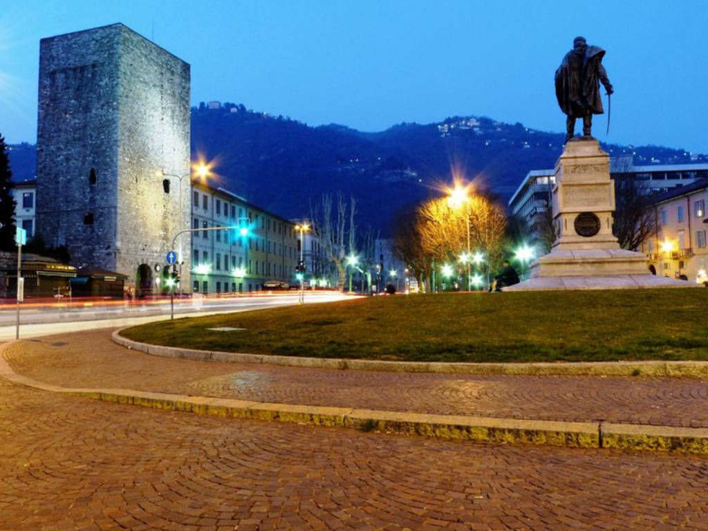 piazza vittoria di como serale