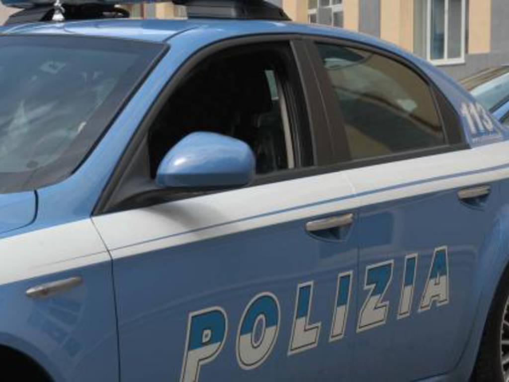 polizia di sondrio arresta spacciatore comasco, auto polizia