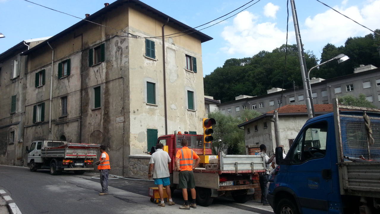 riaperta via rienza a como, tolto il semaforo senso unico alternato