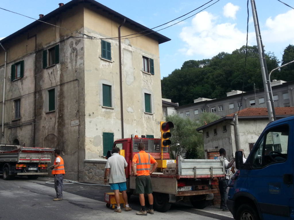 riaperta via rienza a como, tolto il semaforo senso unico alternato