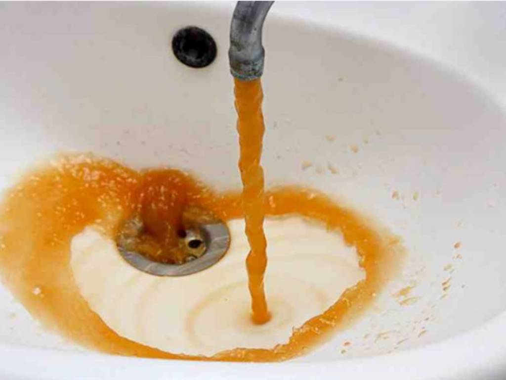 acqua sporca dal rubinetto di casa